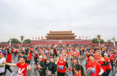 2019北京馬拉松雨中奔跑，艾比森一路相隨，全程護航